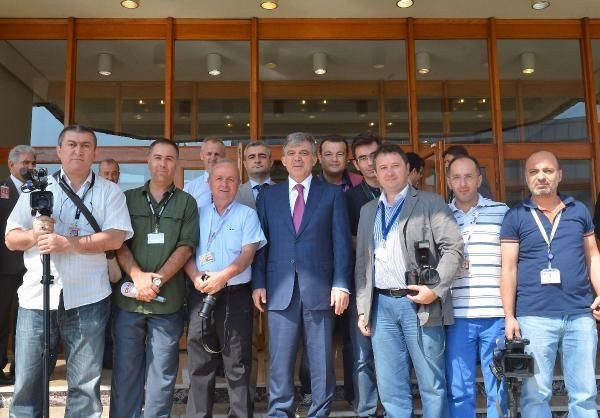 Gül hatıra fotoğrafı çektirdi