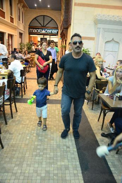 Cem Yılmaz'dan muhabirlere: Başka iş bulun!