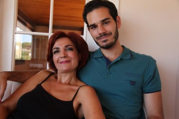 Anne oğul kamera karşısında