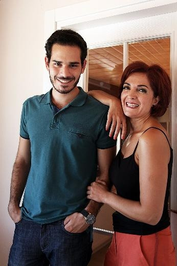 Anne oğul kamera karşısında