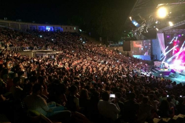 Hande Yener'den sahnede seksi şov