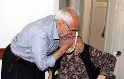 92 yaşındaki annelerini sokağa attılar