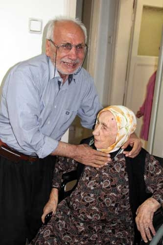 92 yaşındaki annelerini sokağa attılar
