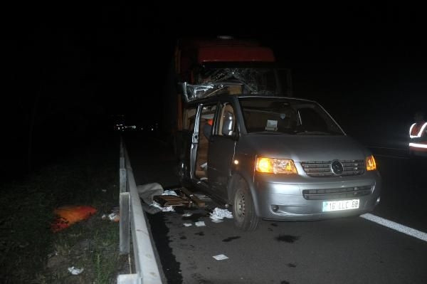 Lastik değiştirirken TIR çarptı: 2 ölü