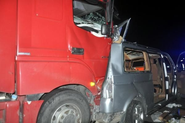 Lastik değiştirirken TIR çarptı: 2 ölü