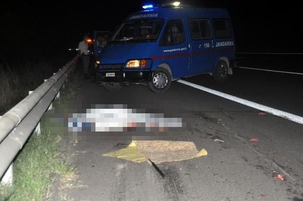 Lastik değiştirirken TIR çarptı: 2 ölü