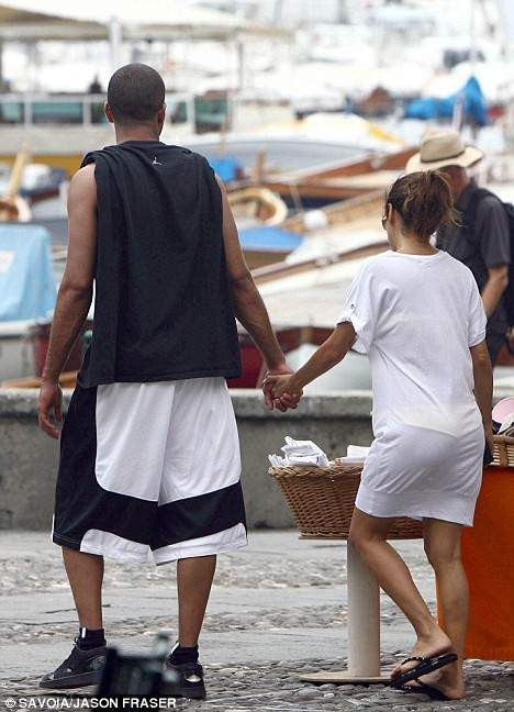 Eva Longaria, kocası Tony Parkerın üzerine titriyor