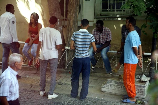Otellerde yer bulamayanlar soluğu cami avlusunda alıyor