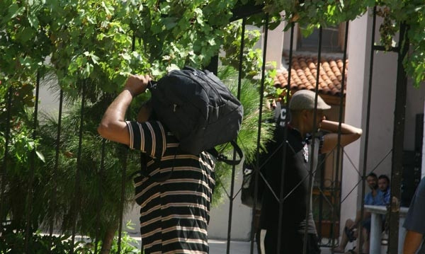 Otellerde yer bulamayanlar soluğu cami avlusunda alıyor