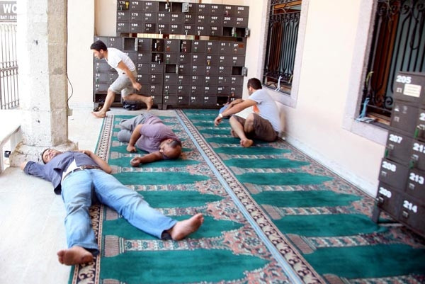 Otellerde yer bulamayanlar soluğu cami avlusunda alıyor