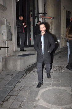 Babasına rağmen aşk pozu