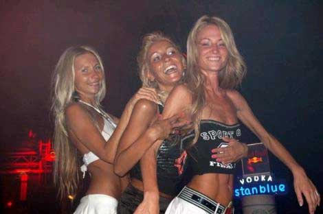 Marmaris gündüz kavruluyor, gece çıldırıyor