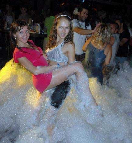 Marmaris gündüz kavruluyor, gece çıldırıyor