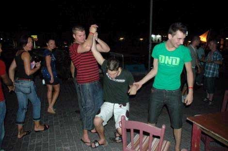 Marmaris gündüz kavruluyor, gece çıldırıyor