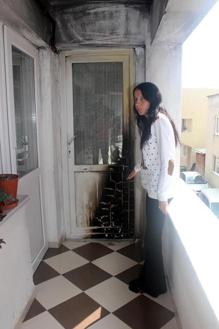 Boşanma davası açan eşinin evine molotofla saldırdı