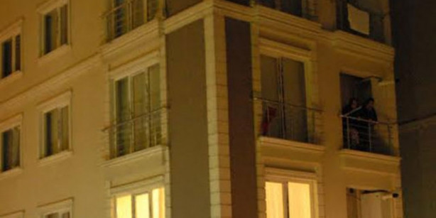 Boğazını kesip cesedini çarşafa sardı