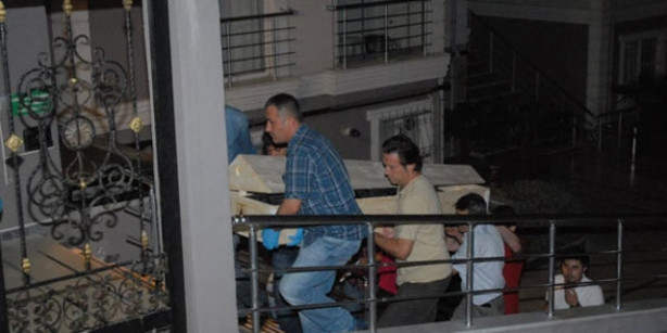 Boğazını kesip cesedini çarşafa sardı