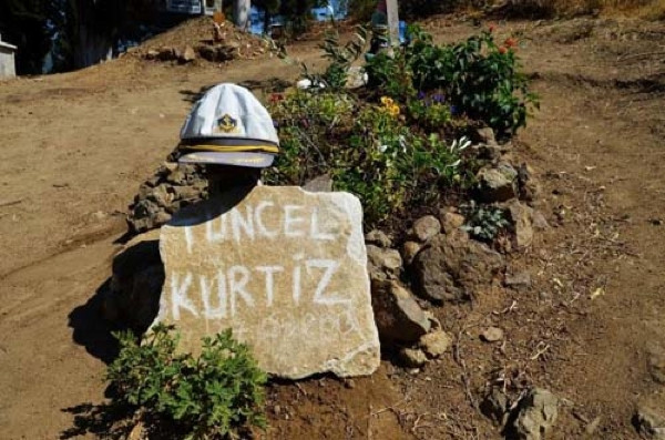 Tuncel Kurtiz'in mezarında şaşırtan görüntü