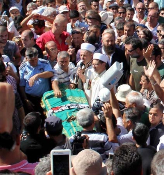 Tuncel Kurtiz'in mezarında şaşırtan görüntü