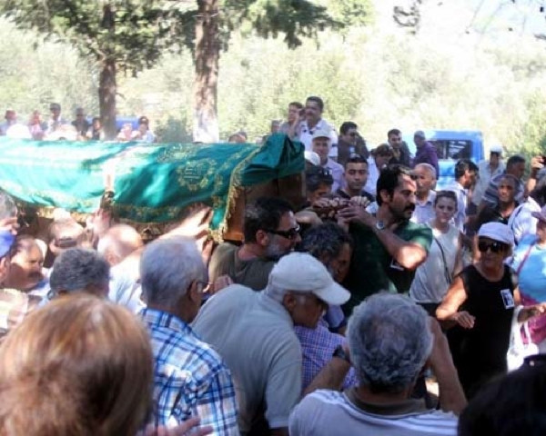 Tuncel Kurtiz'in mezarında şaşırtan görüntü