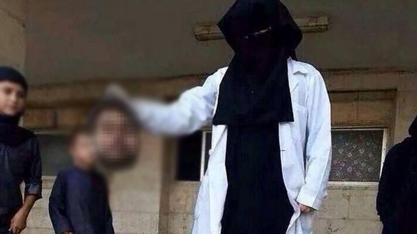 Baş kesen kadın doktor