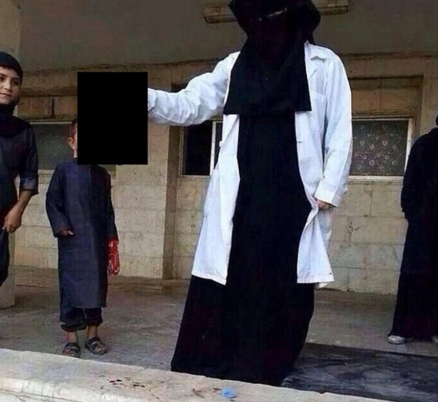 Baş kesen kadın doktor