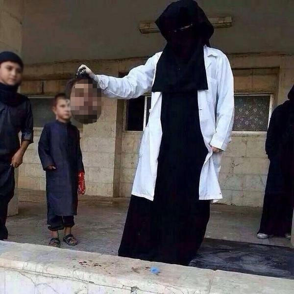 Baş kesen kadın doktor