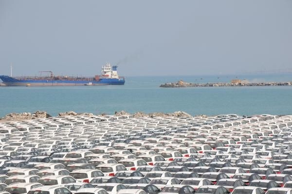 Suriye'nin 4 bin otomobili limanda bekliyor