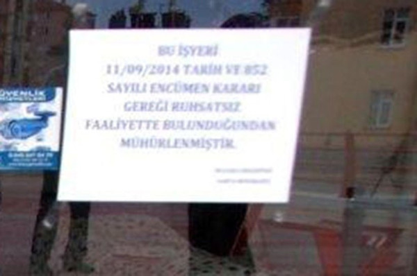 Mühürlenen iş yerinde mahsur kaldı