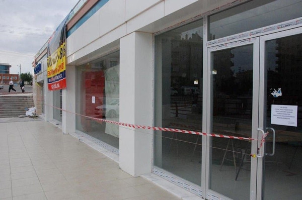 Mühürlenen iş yerinde mahsur kaldı
