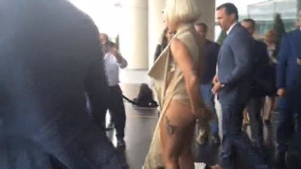 Lady Gaga'nın gelişi de gidişi de olay oldu
