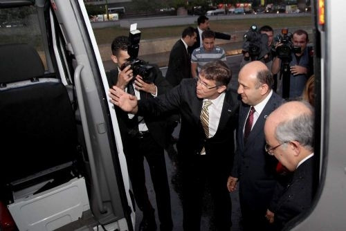 Bakan Işık elektrikli minibüsü test etti