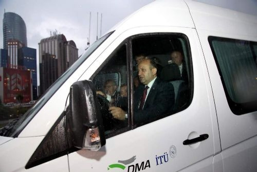 Bakan Işık elektrikli minibüsü test etti