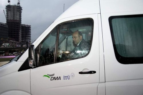 Bakan Işık elektrikli minibüsü test etti