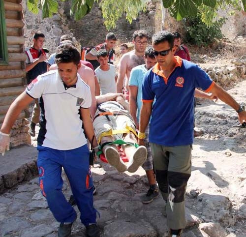 7 metrelik hendeğe düşen İngiliz turist ölümden döndü