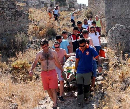 7 metrelik hendeğe düşen İngiliz turist ölümden döndü