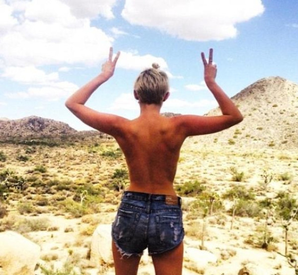 Şimdi de back selfie akımı