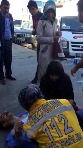 Kocasını sokak ortasında tabancayla vurdu