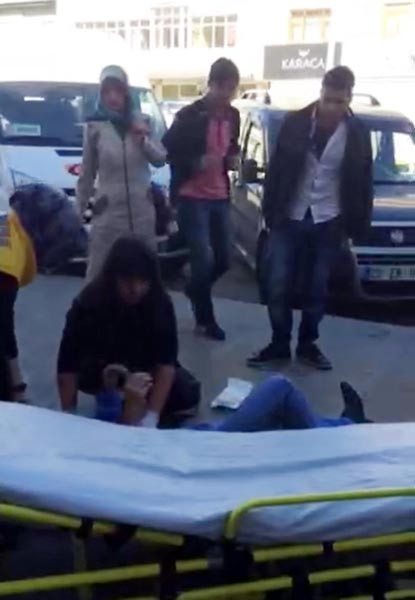Kocasını sokak ortasında tabancayla vurdu