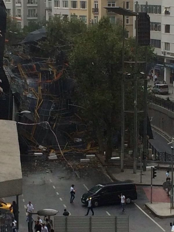 Beyoğlu'nda iskele çöktü!