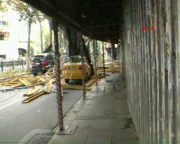 Beyoğlu'nda iskele çöktü!