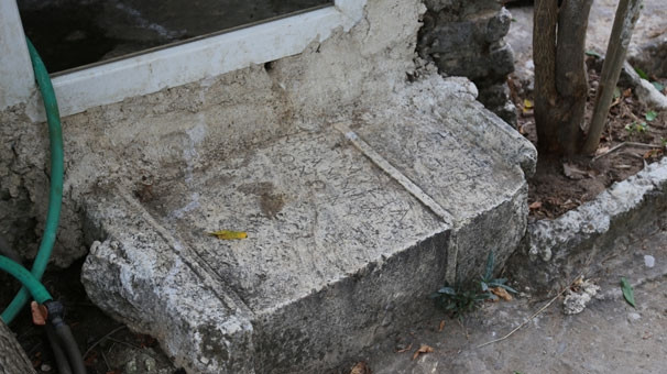 İki bin yıllık mezar taşı tuvalete giriş basamağı oldu
