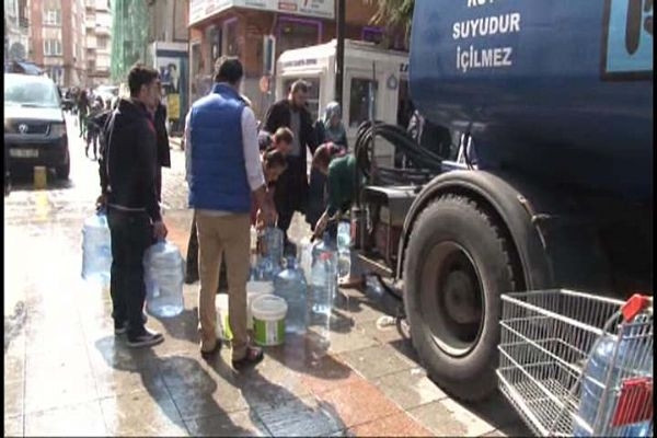 Kadıköy belediyesi devreye girdi, tankerlerle su taşıdı
