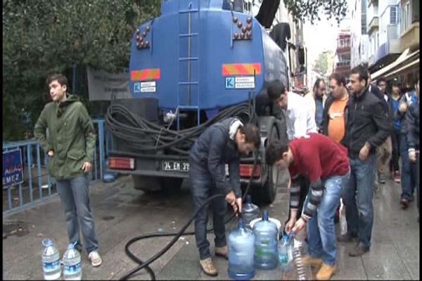 Kadıköy belediyesi devreye girdi, tankerlerle su taşıdı
