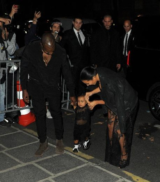 North West teyzesini izlemeye geldi