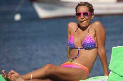 Demet Akalın bikinisiyle düşman çatlattı