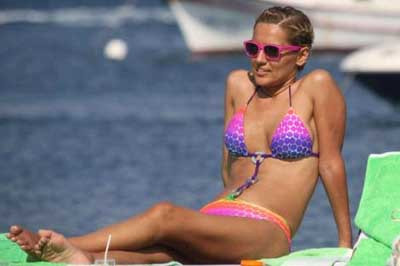 Demet Akalın bikinisiyle düşman çatlattı