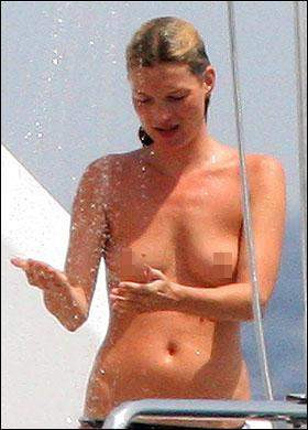 Kate Moss üstsüz yakalandı!