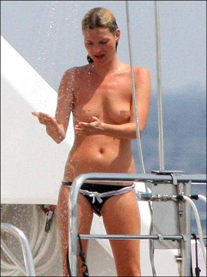 Kate Moss üstsüz yakalandı!