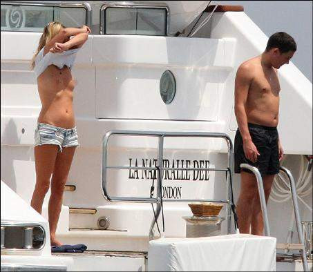 Kate Moss üstsüz yakalandı!